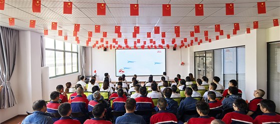 集体观看抗战胜利80周年纪念大会