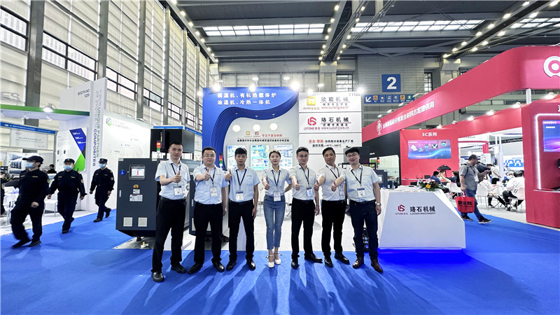 欧能机械「新款」模温机亮相首届深圳国际复材展